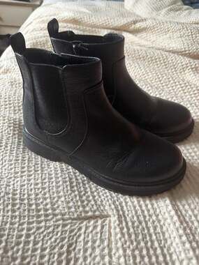 Cat & Jack Leah Chelsea Ankle Boots for Girls, Black